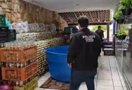 Bebida adulterada: uma pessoa é presa e depósito ilegal é fechado no RJ