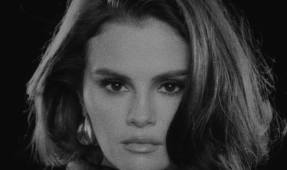 Selena Gomez lança "In The Dark" e volta à estética de "Revival"; ouça