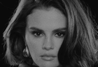 Selena Gomez lança "In The Dark" e volta à estética de "Revival"; ouça