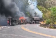 Acidente com dois caminhões causa incêndio em rodovia do Ceará