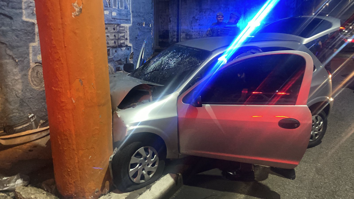 Carro usado pelos suspeitos para fuga após ordem de parada dos polciais • Reprodução