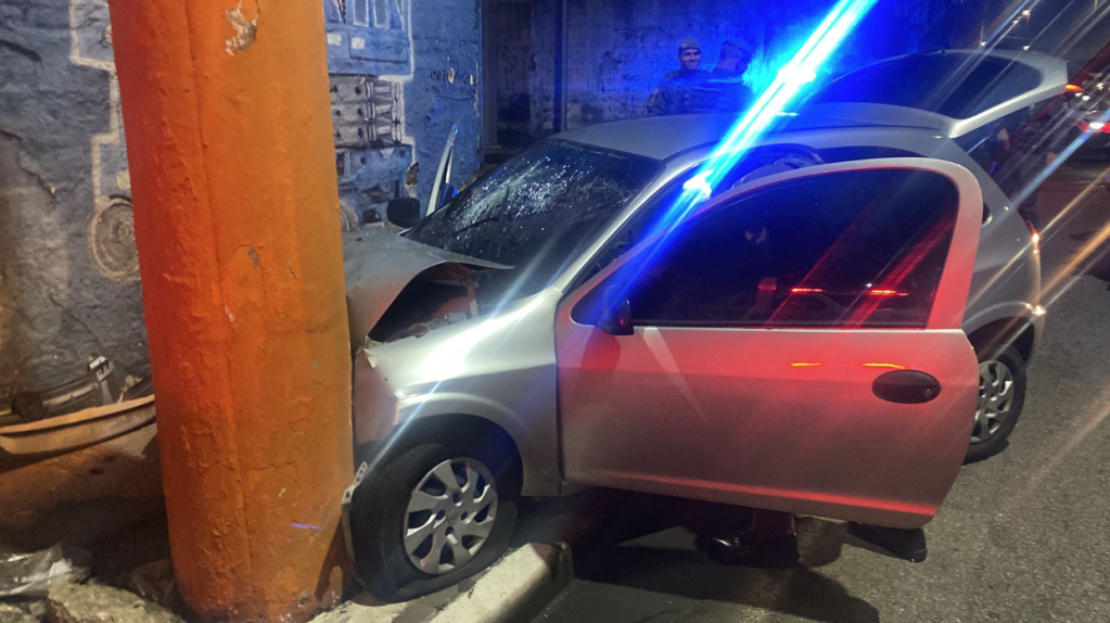 Carro usado pelos suspeitos para fuga após ordem de parada dos polciais