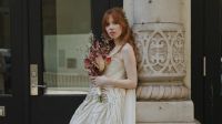 Carly Rae Jepsen toca "Baby", de Gal Costa e Caetano, em seu casamento