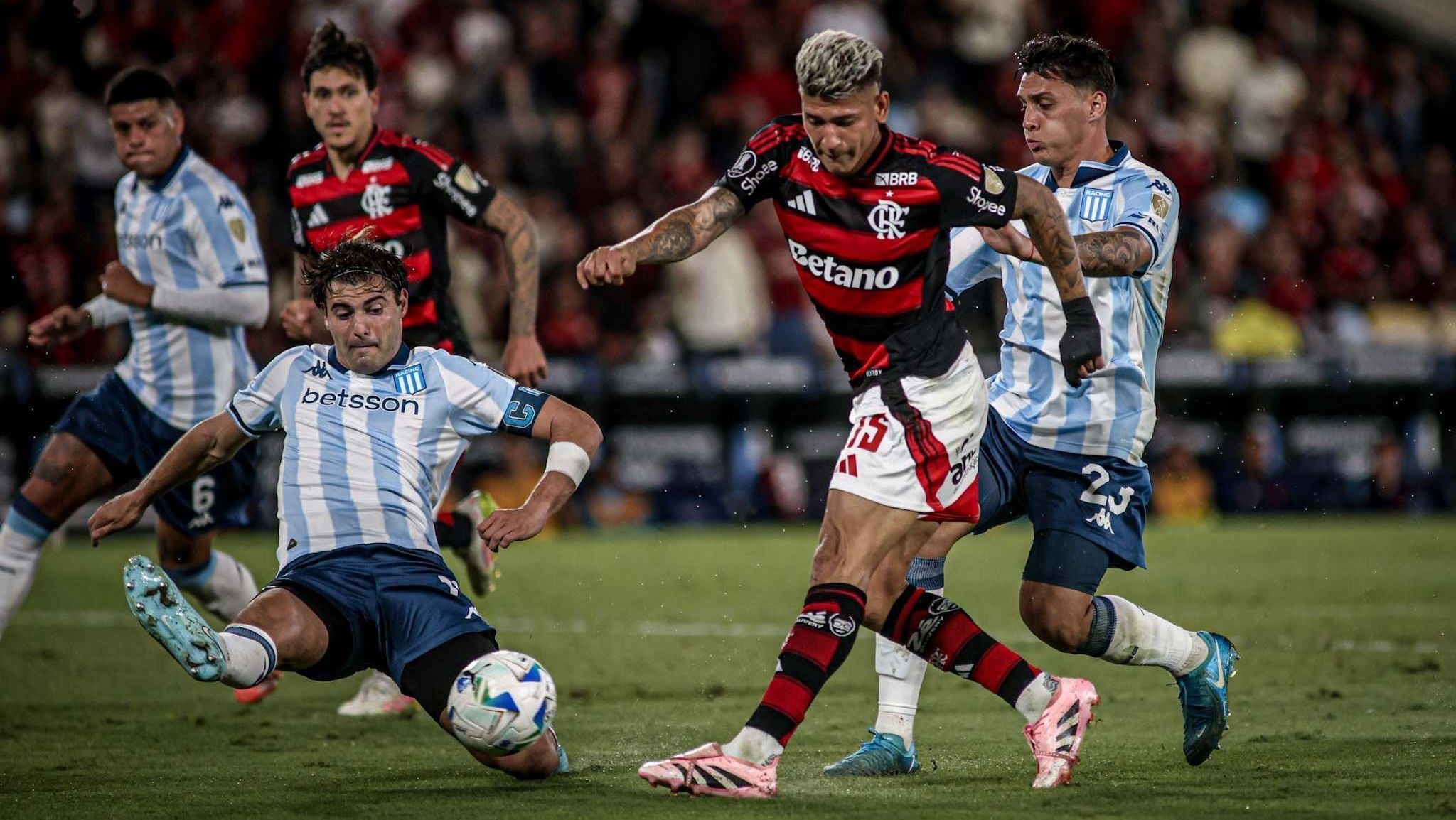 Carrascal, do Flamengo, em duelo contra o Racing