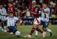 Carrascal decide, e Flamengo vence Racing no Maracanã pela Libertadores