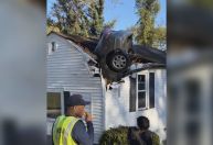 Carro cai em telhado de casa e atravessa quarto nos EUA; veja imagens
