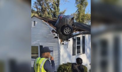 Carro cai em telhado de casa e atravessa quarto nos EUA; veja imagens