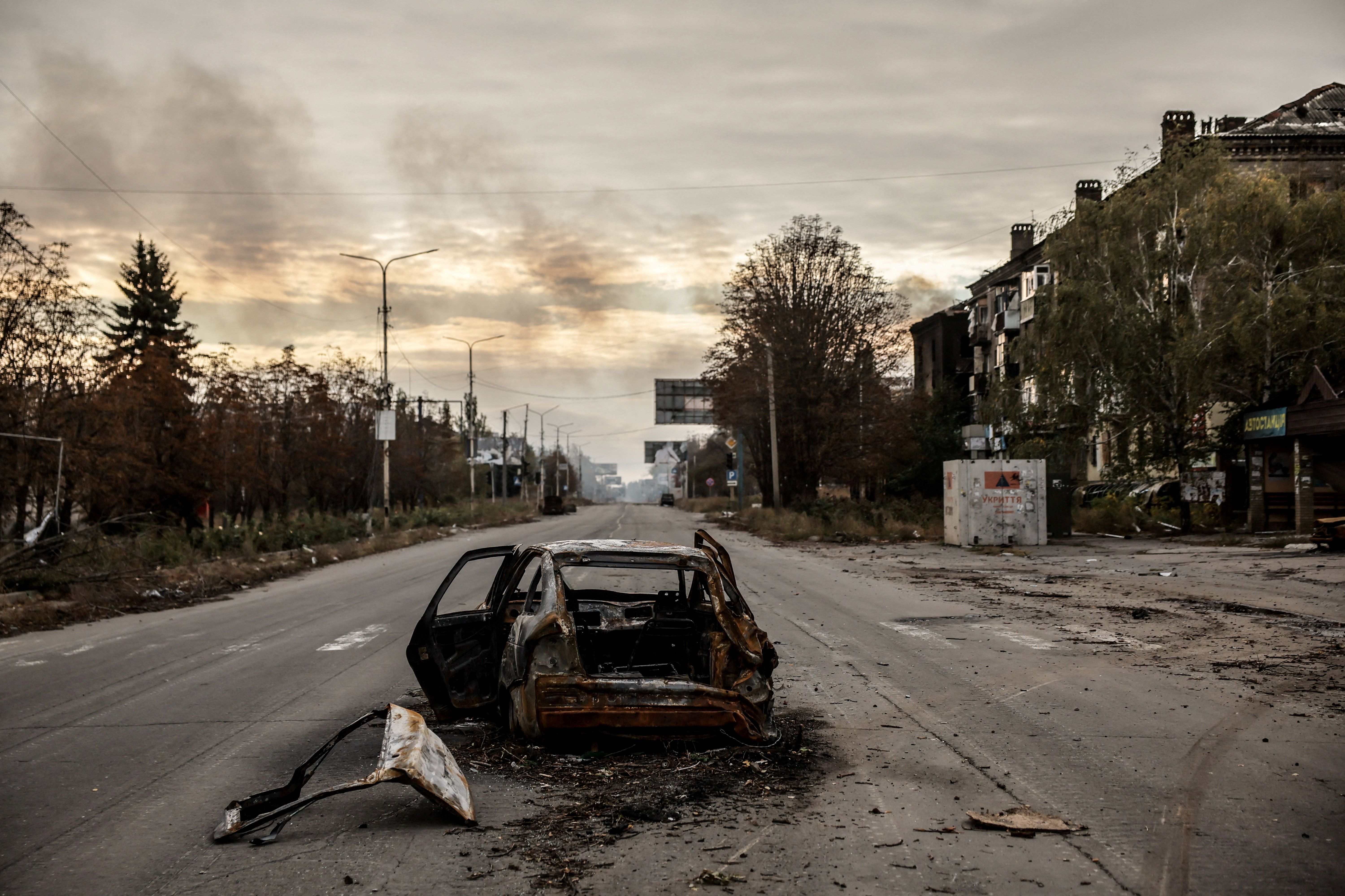 Carro destruído por ataque russo em Kostiantynivka