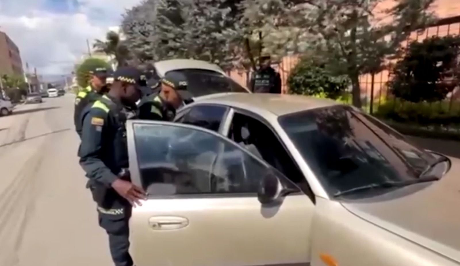 Carro dos suspeitos que teriam atirado em venezuelanos em ataque na Colômbia