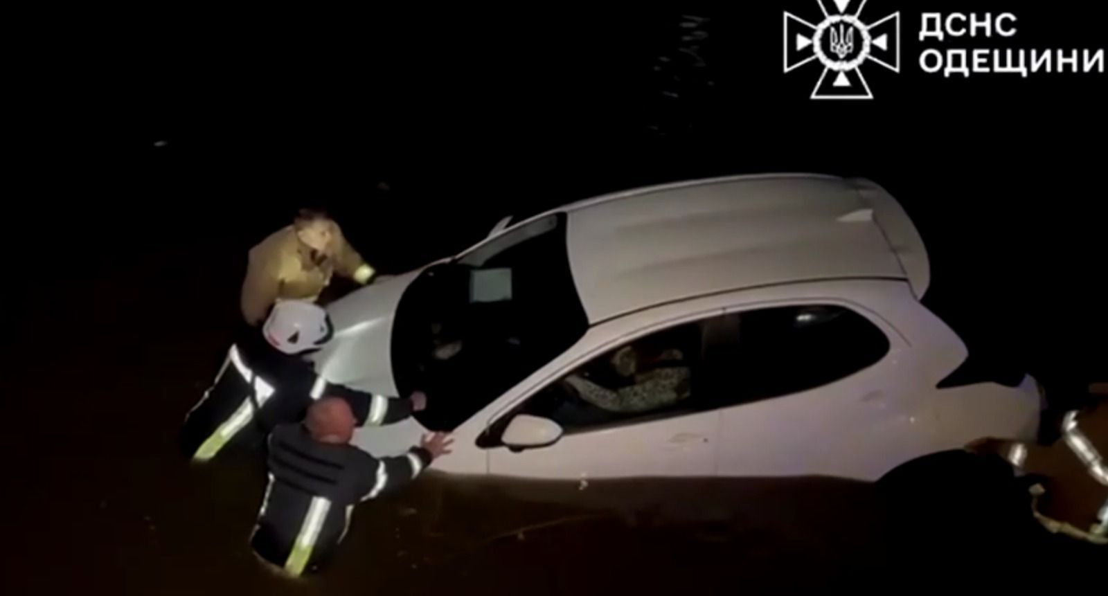 Carro em meio a alagamento após chuvas em Odesa na Ucrânia