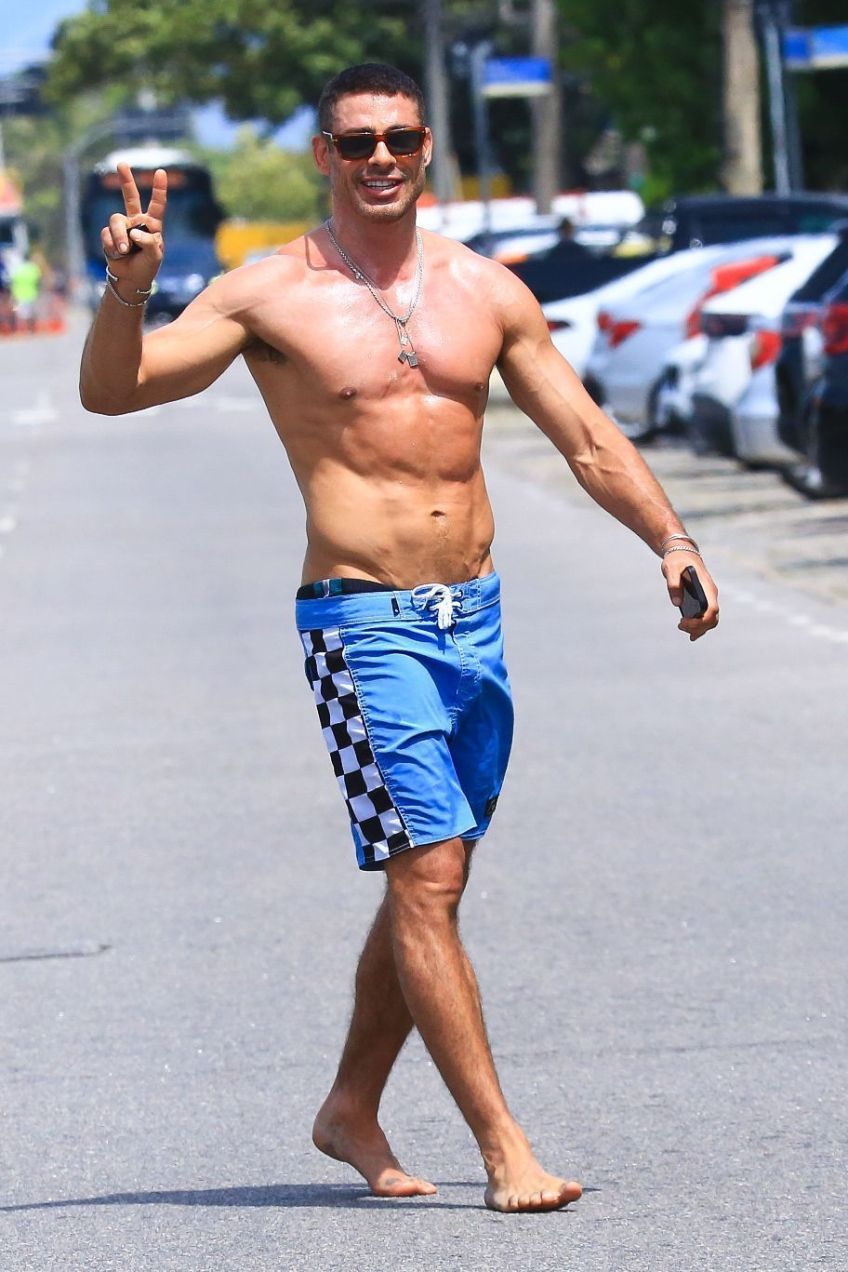 Cauã Reymond curte praia no Rio e exibe novo visual • Fabrício Pioyani/Agnews