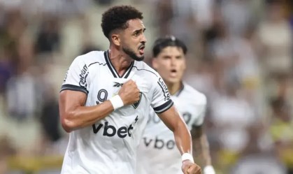 Chris Ramos, do Botafogo, comemora gol sobre o Ceará, pela Série A
