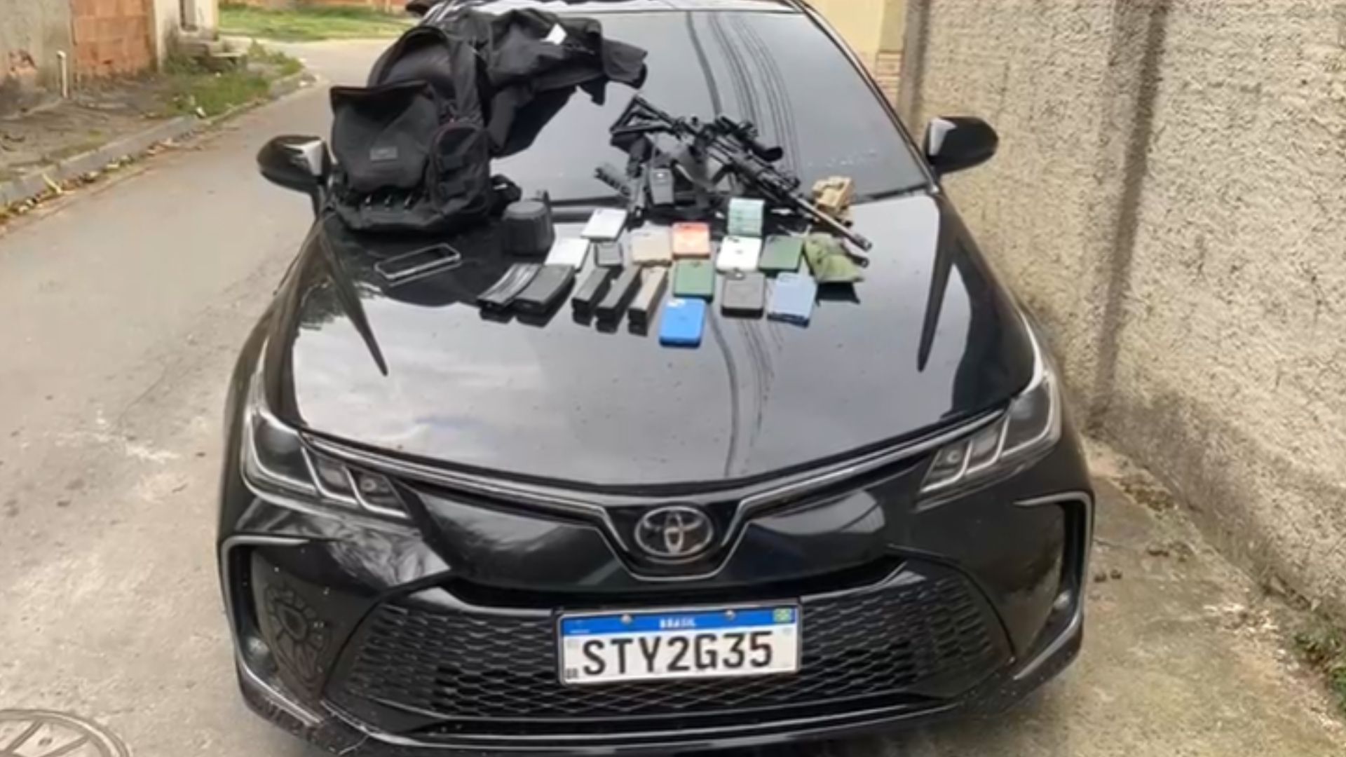 Polícia apreende arsenal em churrasco de milicianos no RJ • Reprodução