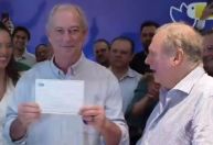 Ao lado de Tasso Jereissati, Ciro Gomes assina ficha de filiação ao PSDB