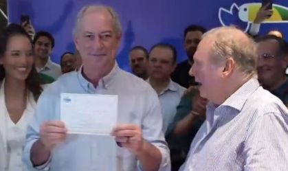 Ao lado de Tasso Jereissati, Ciro Gomes assina ficha de filiação ao PSDB