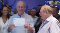 Ao lado de Tasso Jereissati, Ciro Gomes assina ficha de filiação ao PSDB