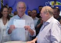 Ao lado de Tasso Jereissati, Ciro Gomes assina ficha de filiação ao PSDB