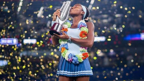 Gauff com troféu do Wuhan Open
