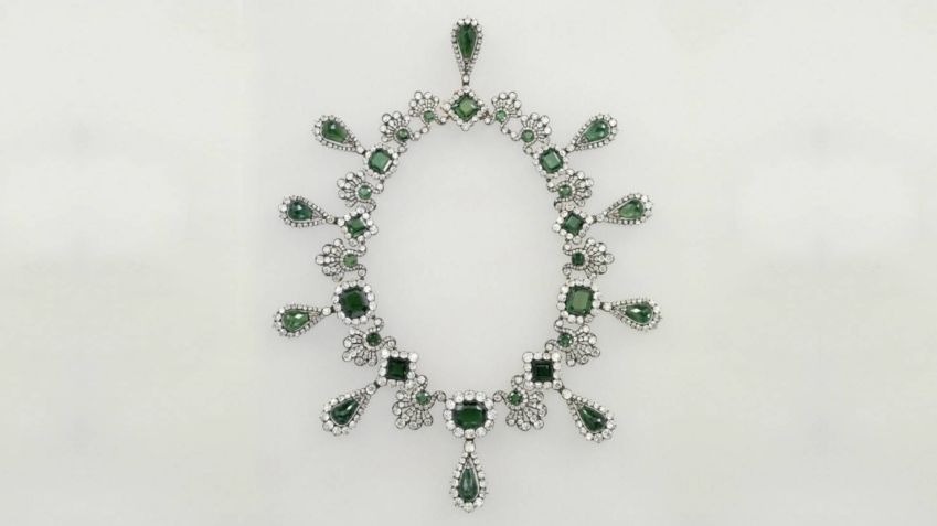 Emerald necklace from the Maria Luísa de Austria collection • Disclosure/Louvre Museum
