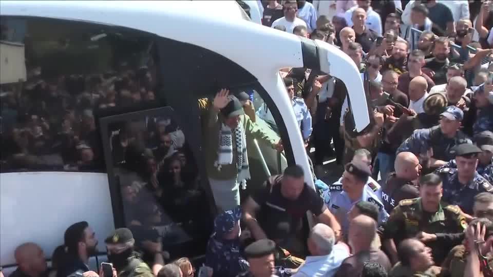 Comboio com reféns deixa local de libertação da Cidade de Gaza enquanto multidão aplaude