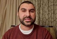 EUA detêm comentarista britânico no meio de turnê nacional de palestras