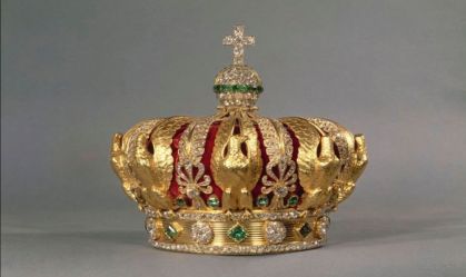 Coroa de diamantes é recuperada após roubo no Louvre, diz mídia