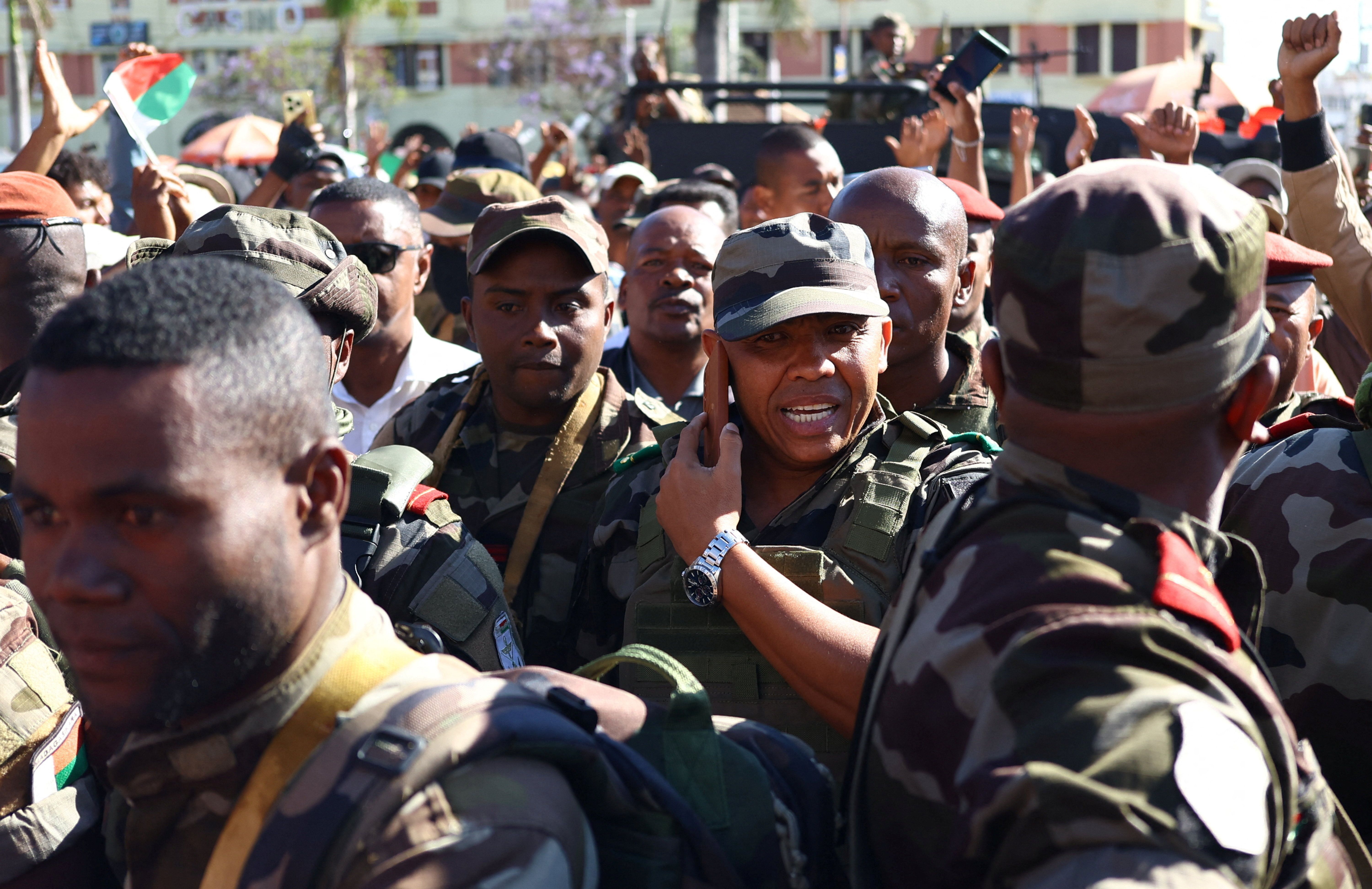 Coronel Michael Randrianirina no telefone ao se juntar a protestos em Antananarivo, Madagascar