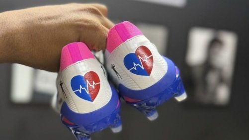 Gabigol usou chuteira "meio a meio"