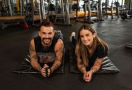 "O melhor pré-treino é o divórcio", brinca o ator Vítor DiCastro