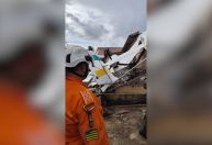 Avião de pequeno porte cai e atinge casa no Santos Dumont, em Goiânia