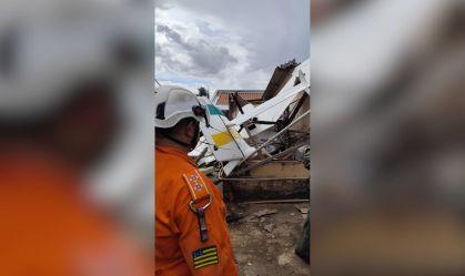 Avião de pequeno porte cai e atinge casa no Santos Dumont, em Goiânia