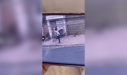 Suspeito de matar e enterrar idosa é agredido por moradores, na Grande BH