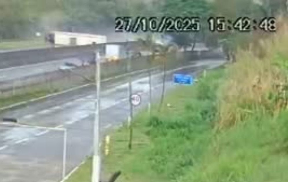 Imagem de destaque do post: Vídeo mostra momento que ônibus com torcedores do Flamengo tomba na Dutra