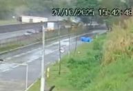 Vídeo mostra momento que ônibus com torcedores do Flamengo tomba na Dutra