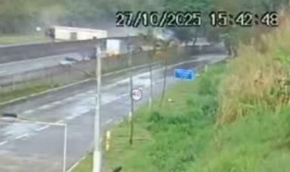 Vídeo mostra momento que ônibus com torcedores do Flamengo tomba na Dutra