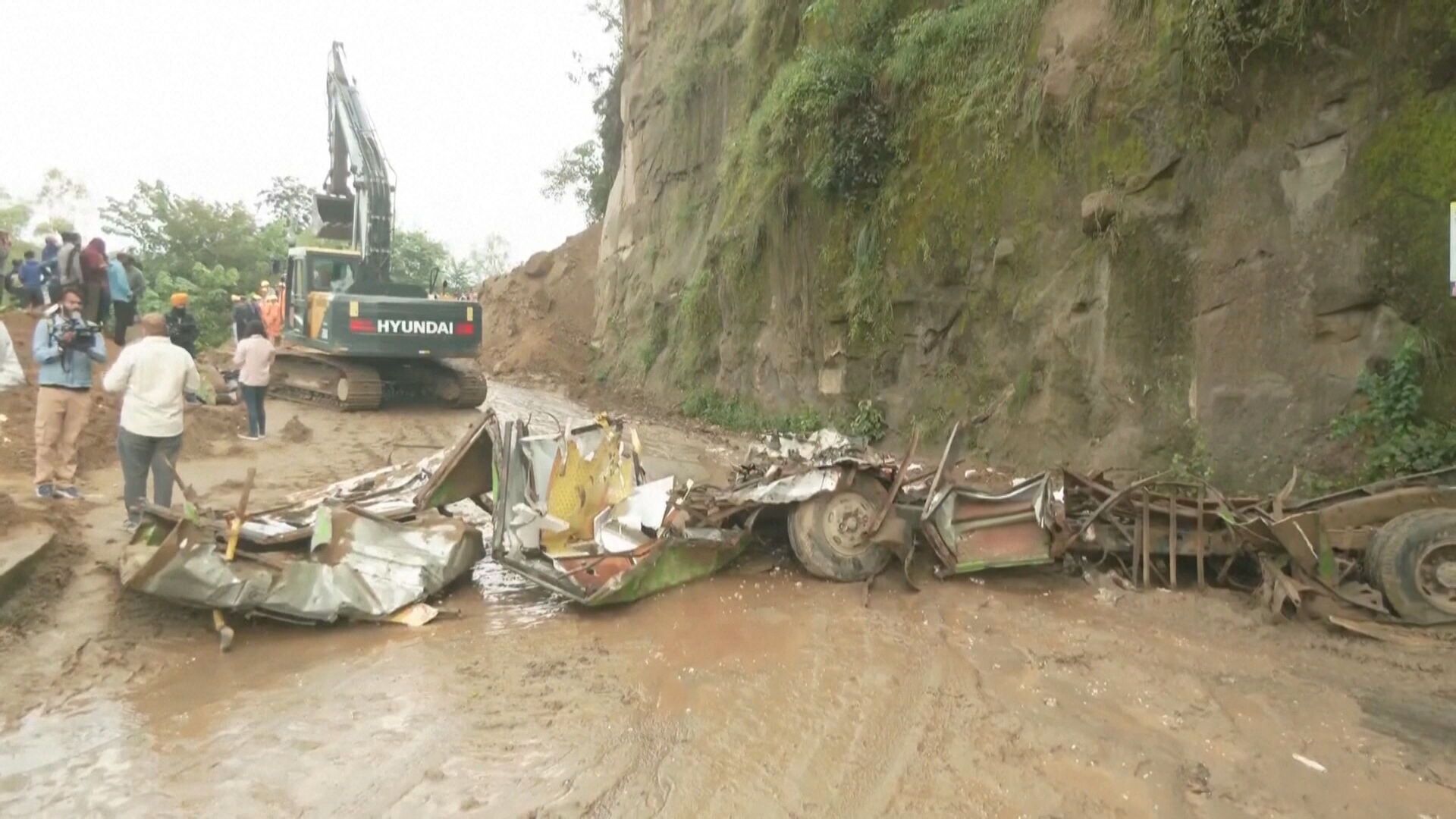 Deslizamento de terra atinge ônibus na Índia deixando 15 mortos