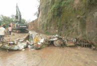 Deslizamento de terra atinge ônibus na Índia deixando pelo menos 15 mortos