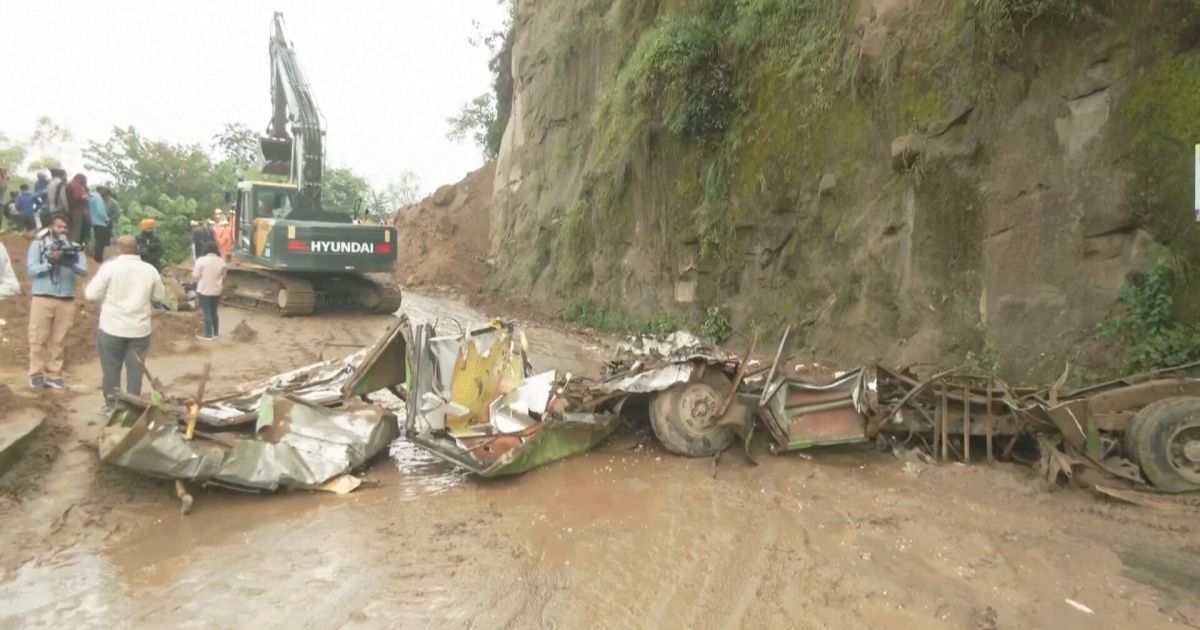 Deslizamento de terra atinge ônibus na Índia deixando pelo menos 15 mortos