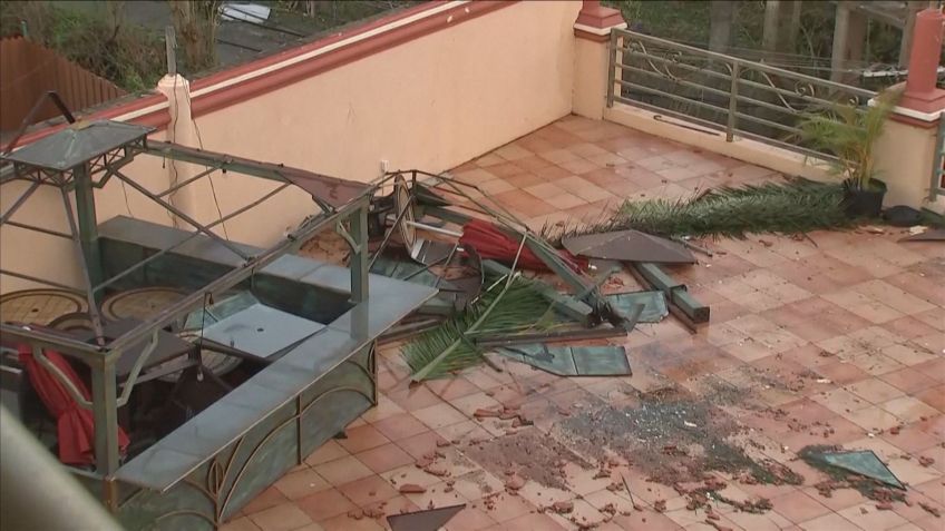 Destroços em edifício após passagem do furacão Melissa na Jamaica • REUTERS
