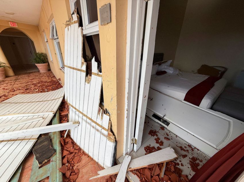 Detritos estão espalhados em um hotel após a passagem do furacão Melissa por Montego Bay, Jamaica, em 29 de outubro de 2025 • REUTERS/Sandra Stojanovic