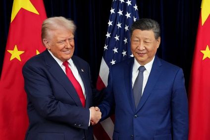 O presidente dos EUA, Donald Trump, cumprimenta o presidente chinês, Xi Jinping, antes de uma reunião bilateral na Base Aérea de Gimhae
