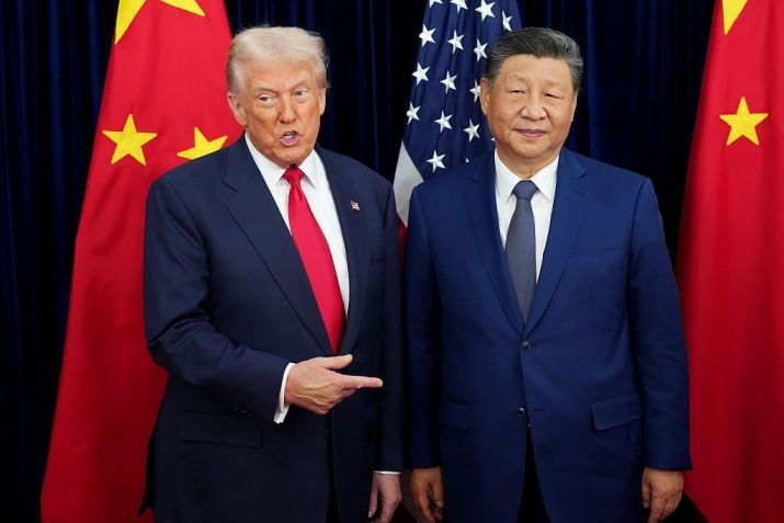 O presidente dos EUA, Donald Trump, cumprimenta o presidente chinês, Xi Jinping, antes de uma reunião bilateral na Base Aérea de Gimhae, em 30 de outubro de 2025, em Busan, Coreia do Sul • Andrew Harnik/Getty Images