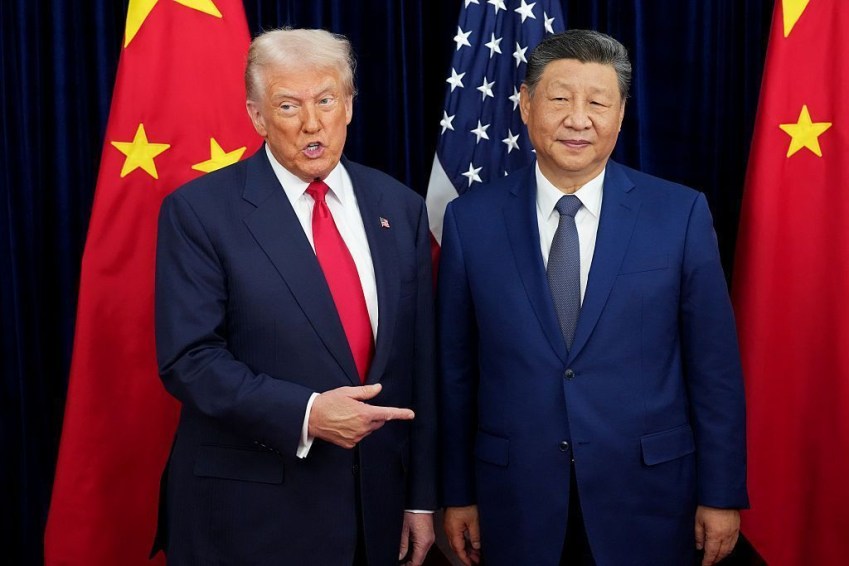 O presidente dos EUA, Donald Trump, cumprimenta o presidente chinês, Xi Jinping, antes de uma reunião bilateral na Base Aérea de Gimhae, em 30 de outubro de 2025, em Busan, Coreia do Sul • Andrew Harnik/Getty Images