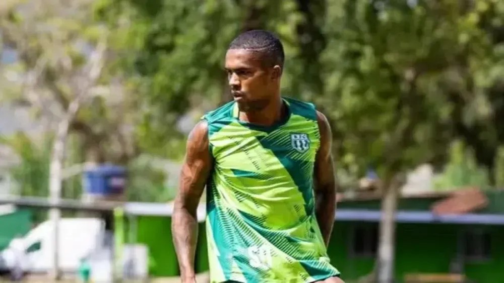 Douglas Costa treina no CRT do Boavista
