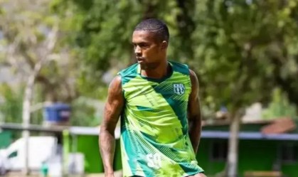 Douglas Costa treina no CRT do Boavista