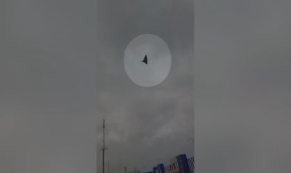 Testemunha registra momento em que drone russo explode perto de prédio na Ucrânia