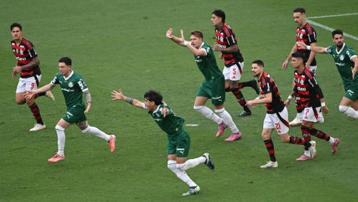 Jogadores do Palmeiras reclamam de pênalti em Gustavo Gómez no primeiro tempo
