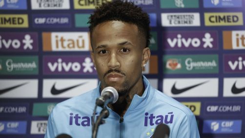 Éder Militão durante coletiva de imprensa