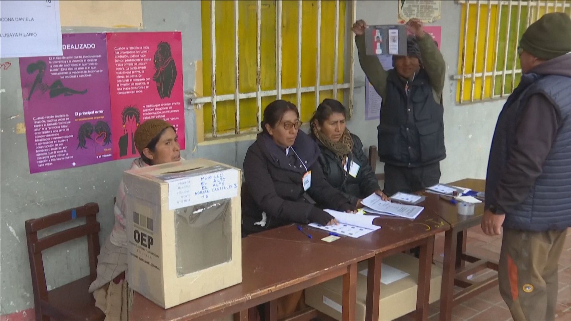 Eleitores votam em próximo presidente na Bolívia