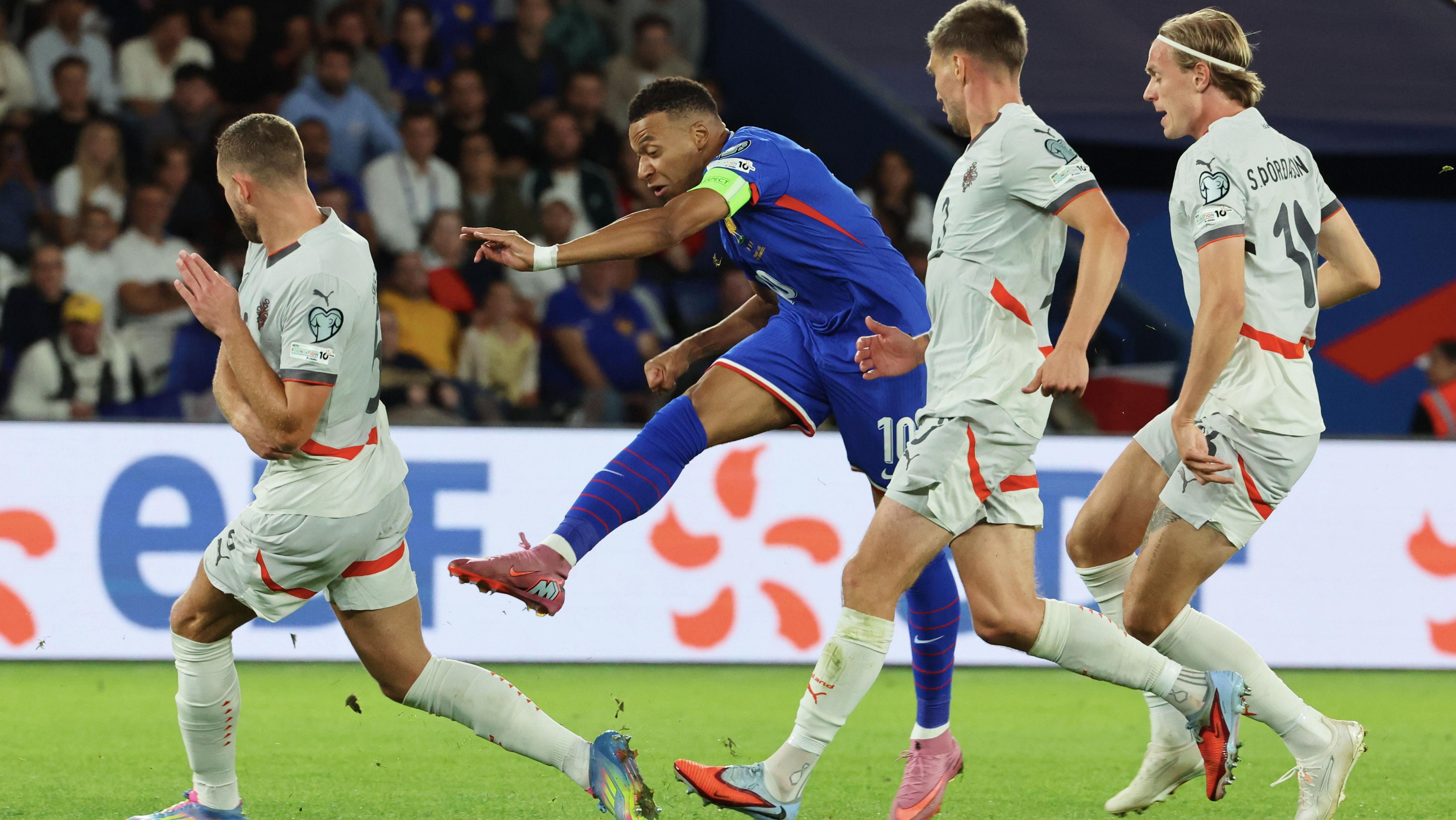 Mbappé durante partida contra a Islândia
